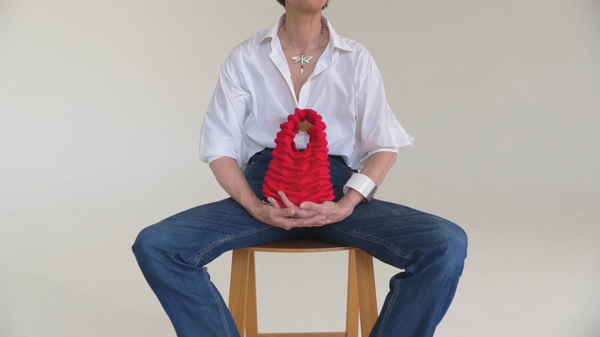 Carica il video: Realizzata a maglia con lavorazione a rilievo, questa mini bag scultorea conquista con volume e carattere. Compatta ma d'impatto, si porta a mano e trasforma anche l'outfit più semplice in un look da ricordare.Per chi è? Per chi sa che gli accessori non sono dettagli — sono dichiarazioni.